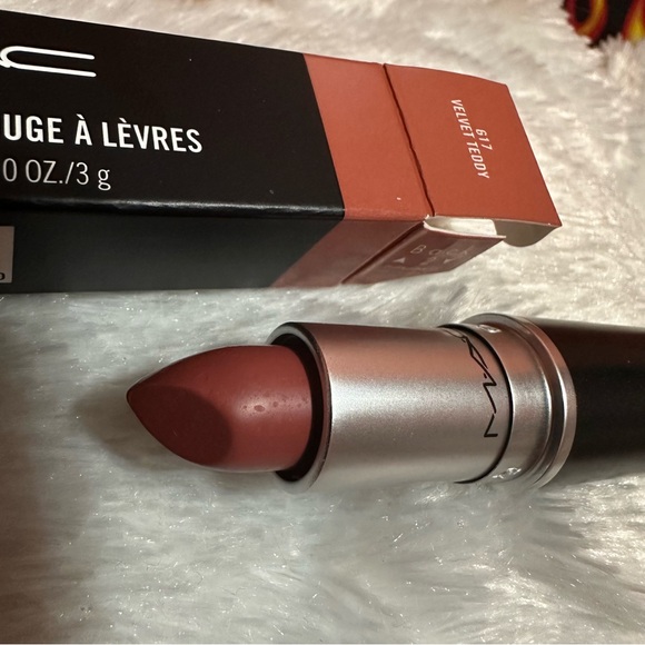 MAC Matte Lipstick Velvet Teddy - discontinued formula - Picture 2 of 4